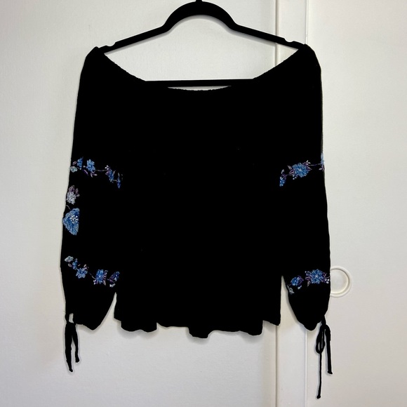 Black off the shoulder long sleeve w/ blue flowers - Picture 4 of 5